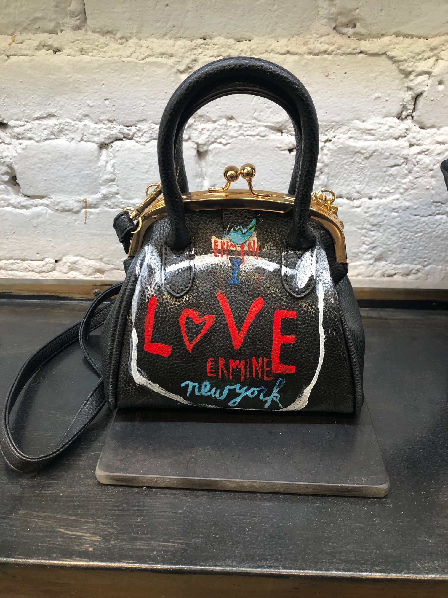 GRAFFITI BAG / Guess x Brandalised. Dimensions 21x14x8 c… | Drouot.com